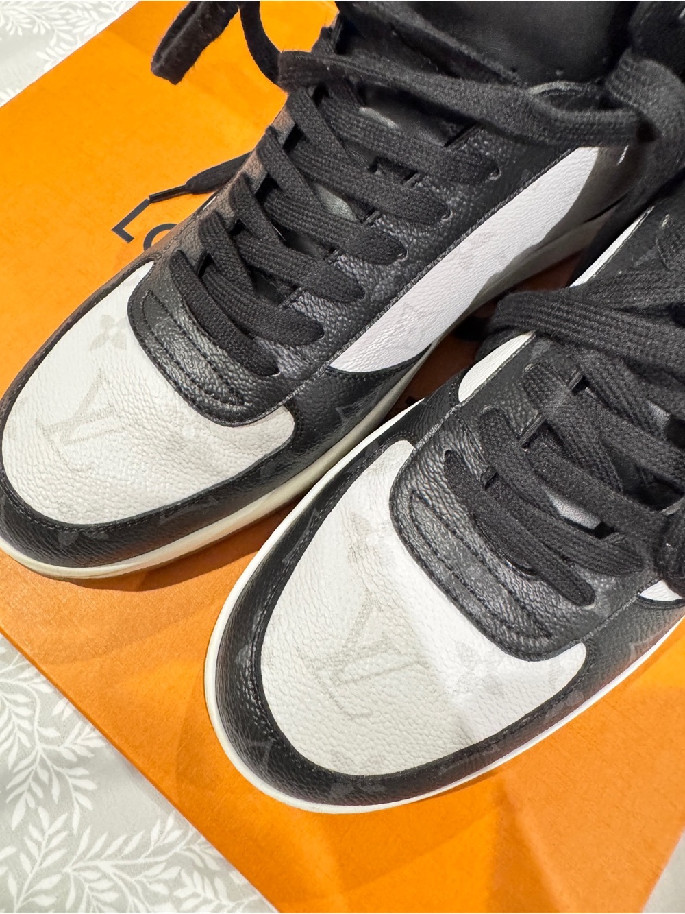 LOUIS VUITTON
Calfskin Monogram Mens Rivoli High Top Sneakers - Picture 6 of 9